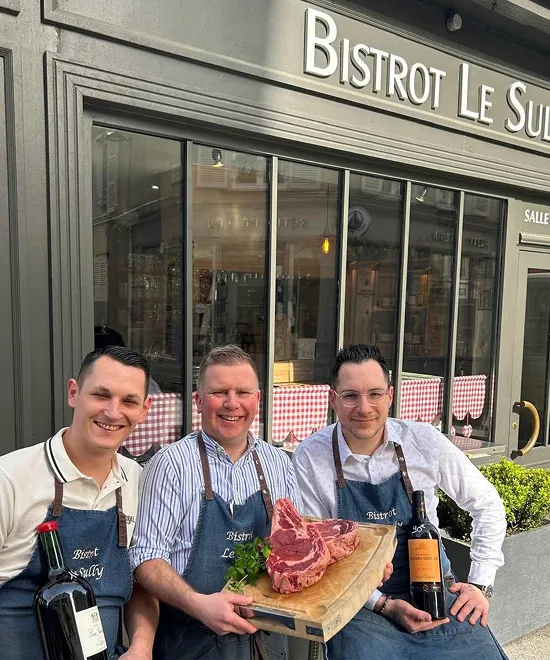 Deux cuisiniers du Bistrot Le Sully avec une pièce de bœuf