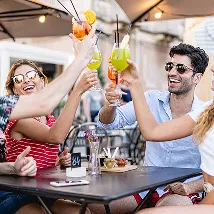 plusieurs amis trinquant au Bistrot Le Sully
