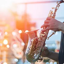 un musicien jouant du saxophone