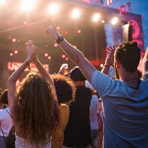 des personnes profitant d'un concert dans les rues du Chartres